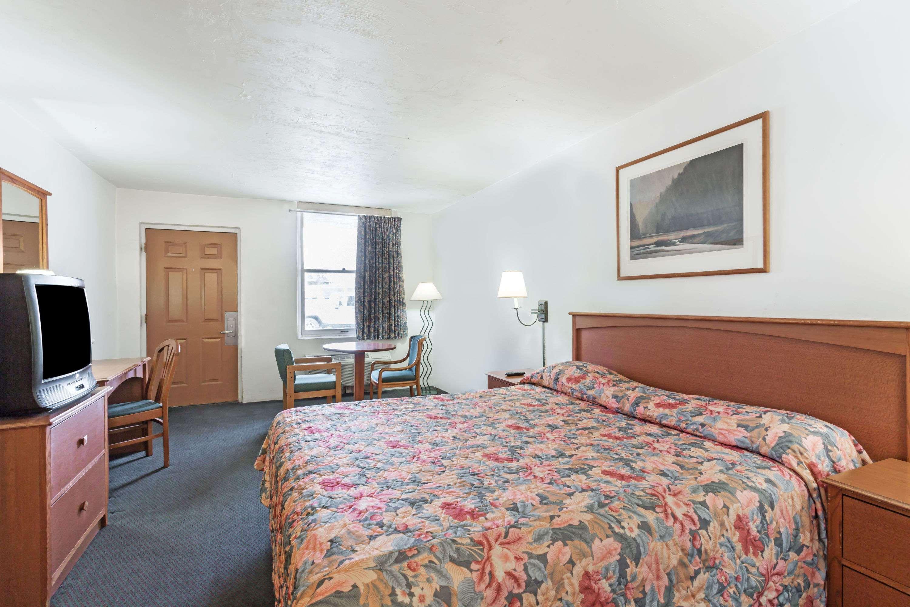 Americas Best Value Inn Wendover Exterior photo