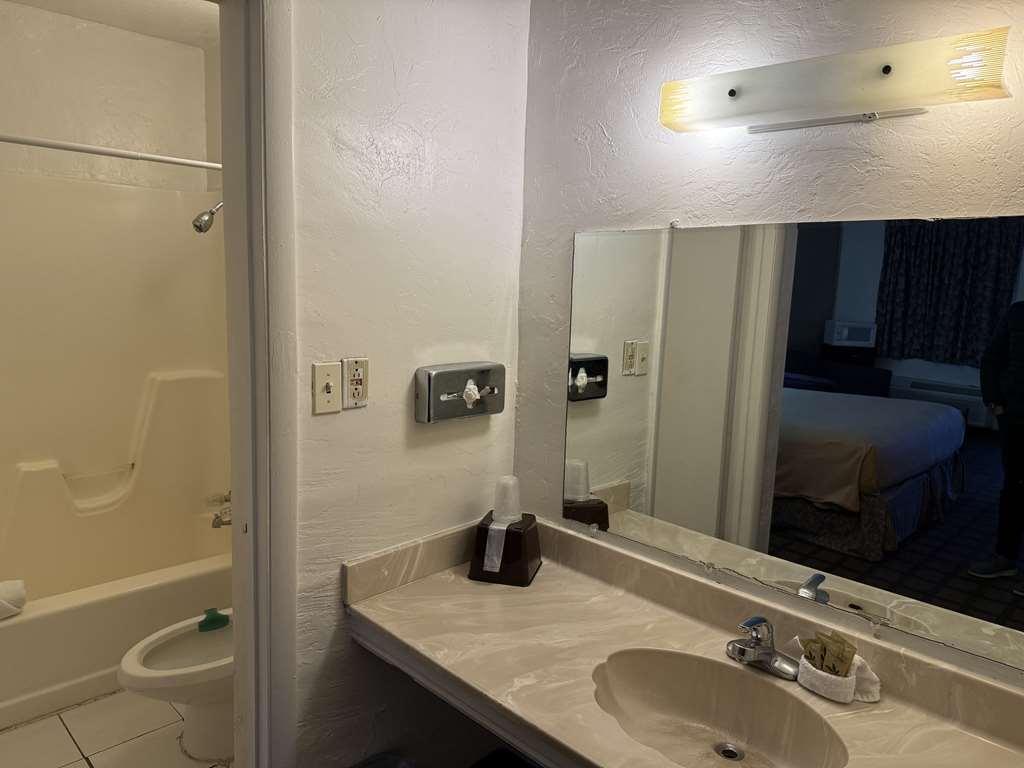 Americas Best Value Inn Wendover Room photo