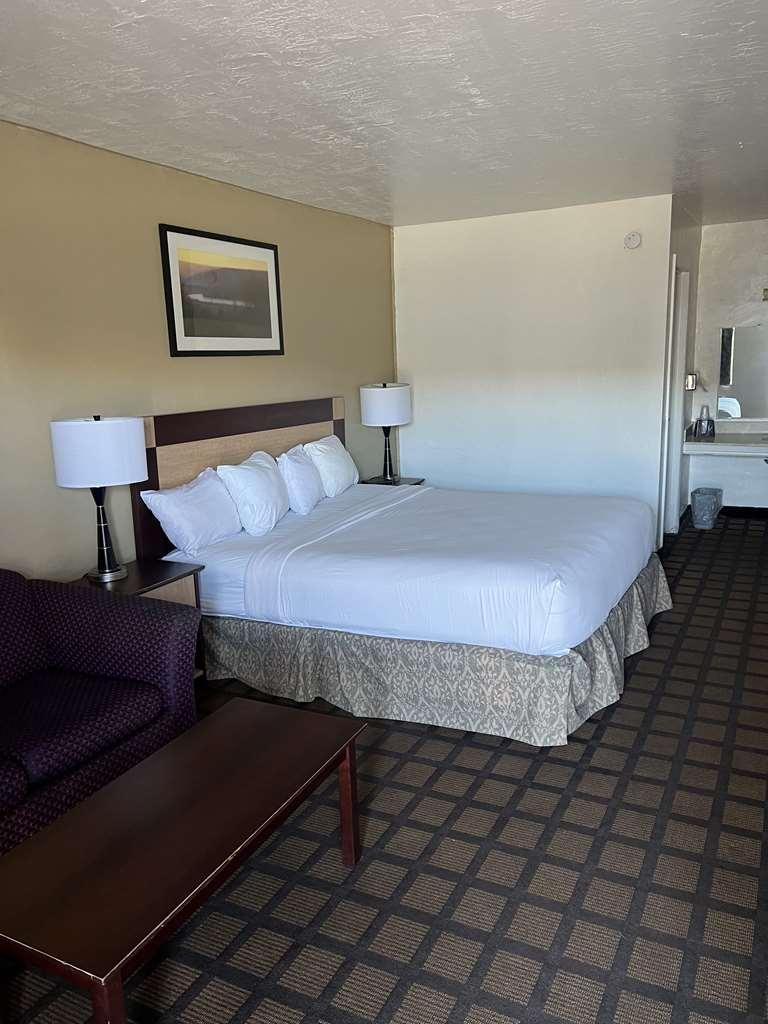 Americas Best Value Inn Wendover Room photo