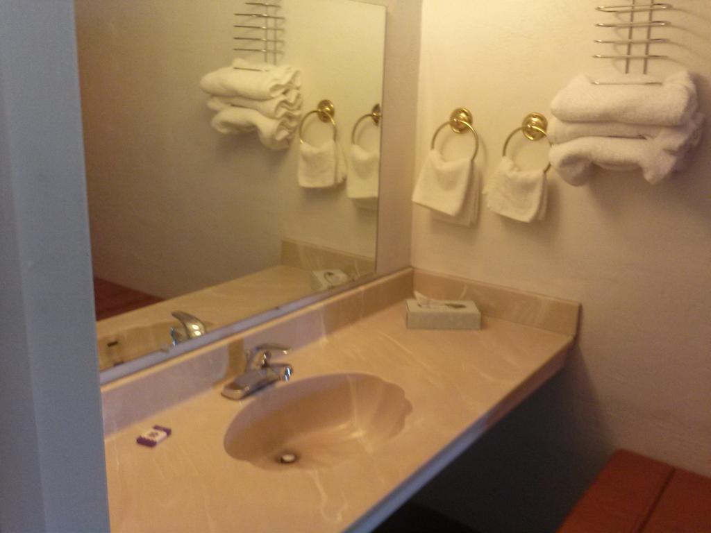 Americas Best Value Inn Wendover Room photo
